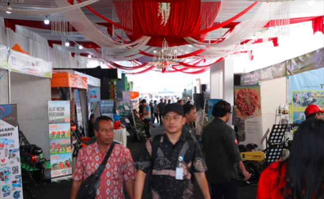Pengunjung PADI Pertanian Jateng 2025 sangat antusias melihat produk-produk yang dipamerkan/Foto: Humas Jateng